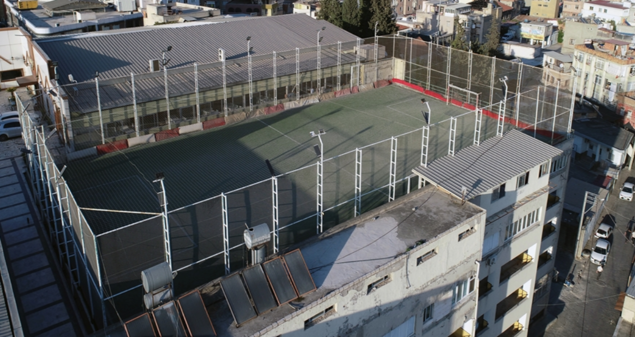 adanada 5 katli binanin damina futbol sahasi kurdular n7KdUV4f