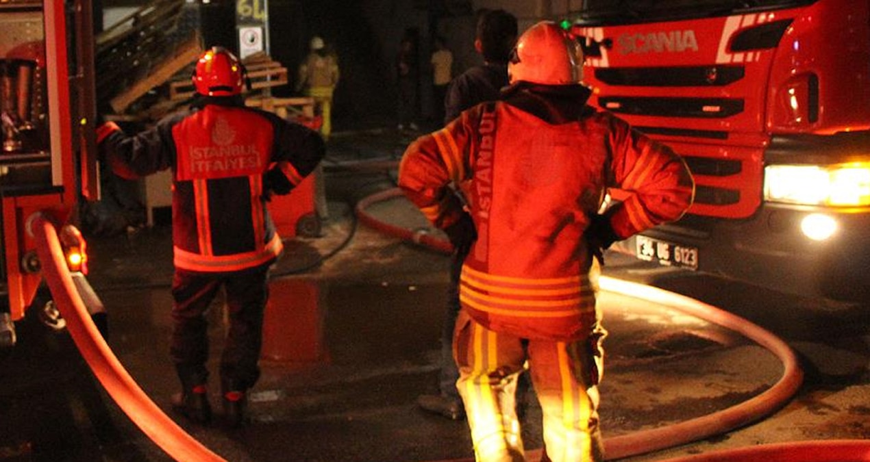 Avcılar’da bir evin çatısında başlayıp 3 binaya sıçrayan yangın söndürüldü