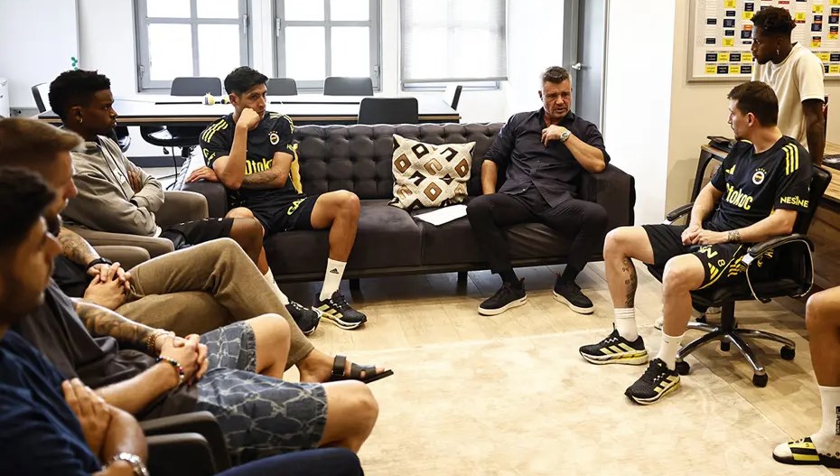 saadettin saranin futbolcularla bulusmasinda dikkat ceken kare HZdGqEJ1