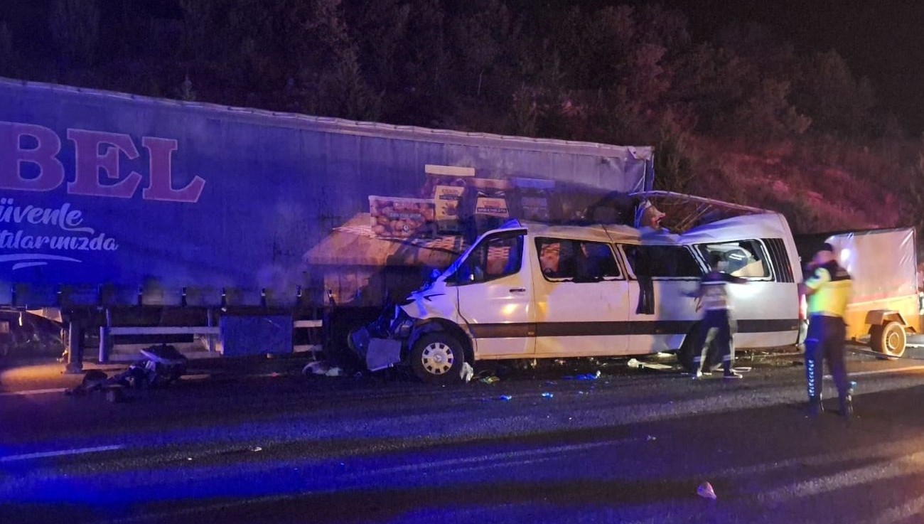 tarim iscilerini tasiyan minibus tira capti 3 kisi oldu 16 kisi yaralandi zENbDIFN