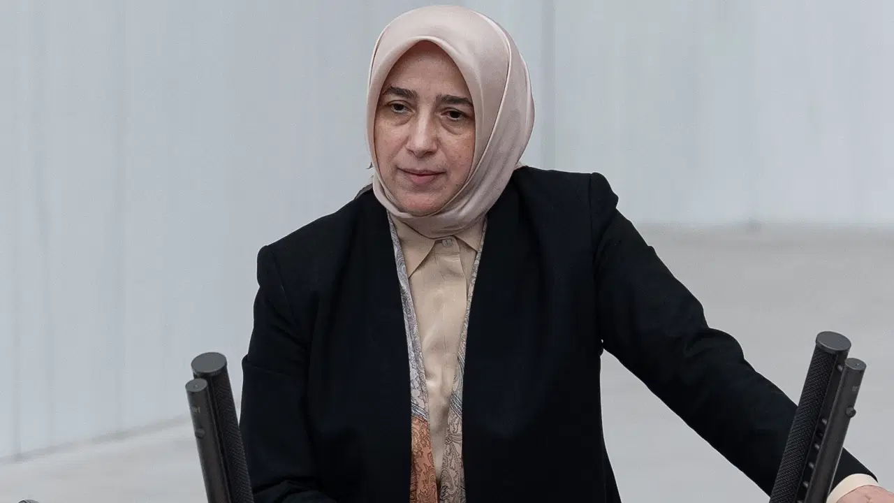 akpli ozlem zenginden mecliste ilginc talep holokost filmleri yasaklansin LewGMQ3p