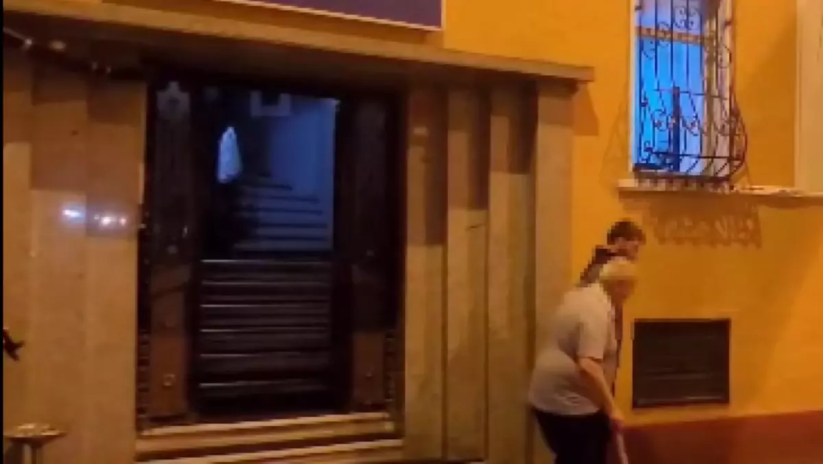 beyoglunda bastonlu dede uyusturucu ticareti yaparken yakalandi DbebaNx9