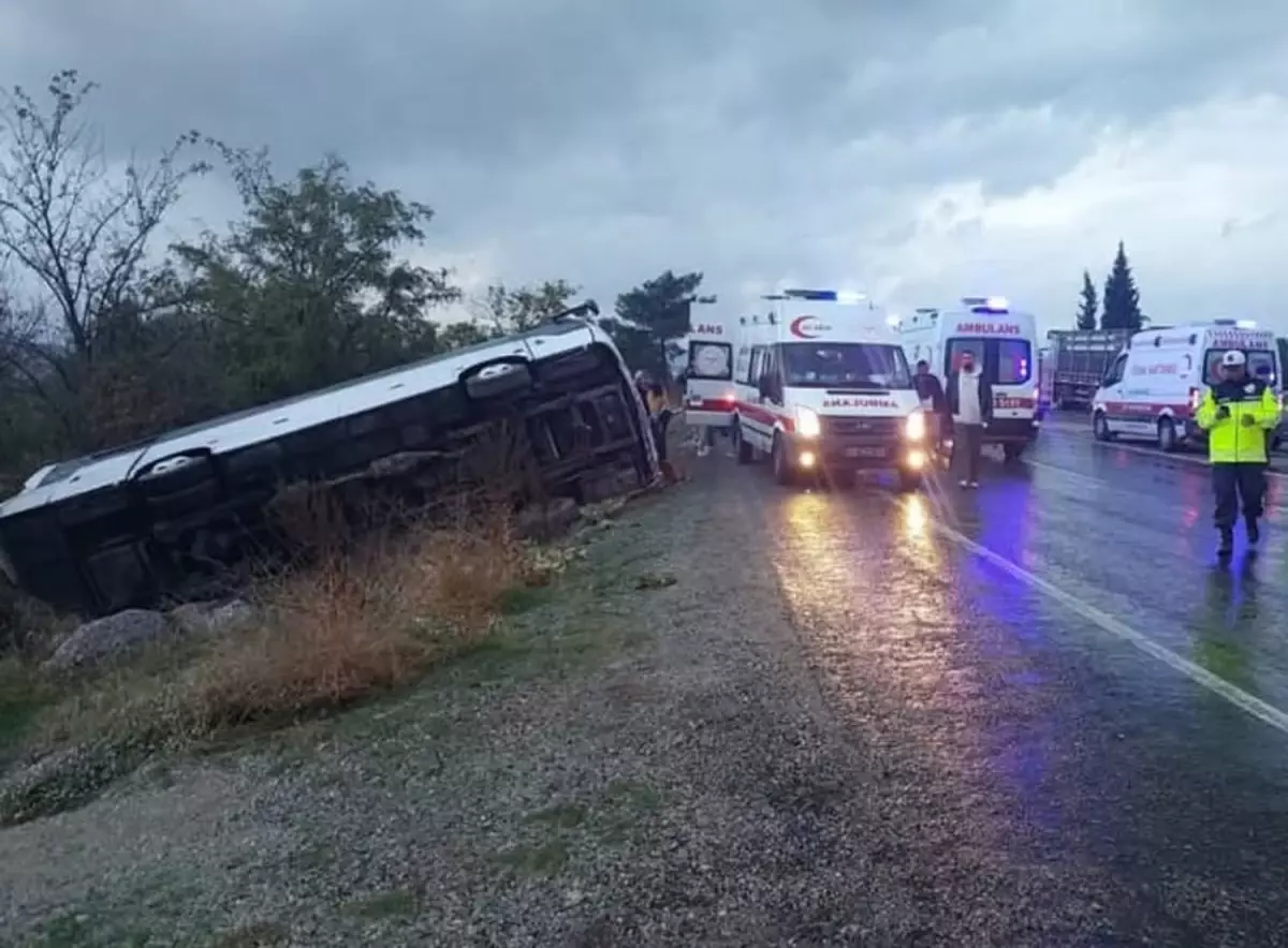 buldanda otobus devriildi 1 olu 32 yarali bbryIUDZ.jpg