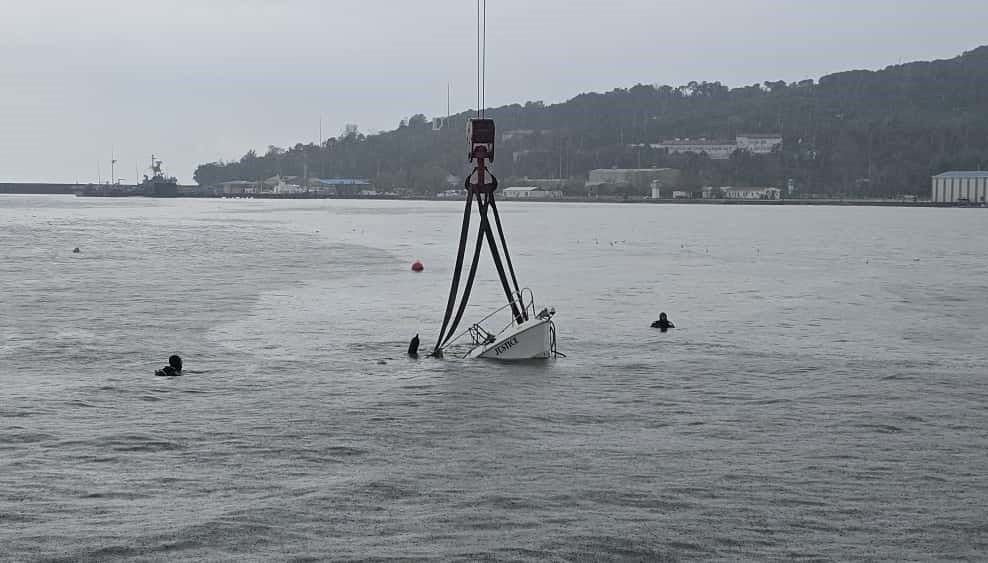 firtinada batan mini yat vinc yardimiyla karaya cikarildi gInpS5Ls