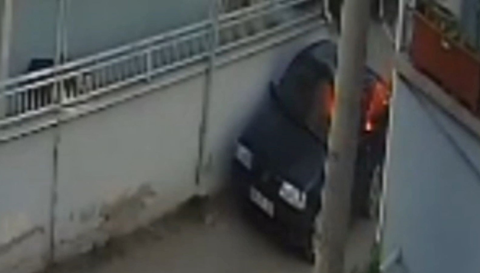 husumetlisinin arabasini benzin dokup yakti 289Pp8pn