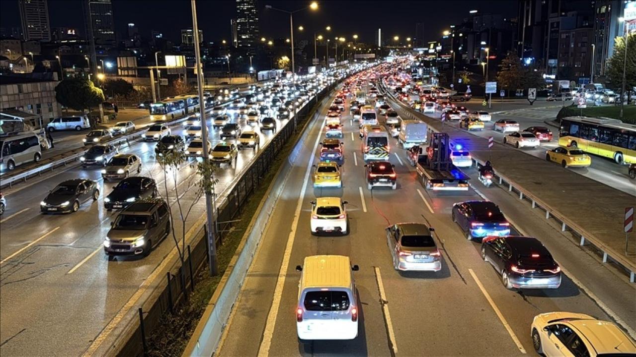 istanbulda trafik yogunlugu yuzde 87ye cikti hyBchcHp.jpg