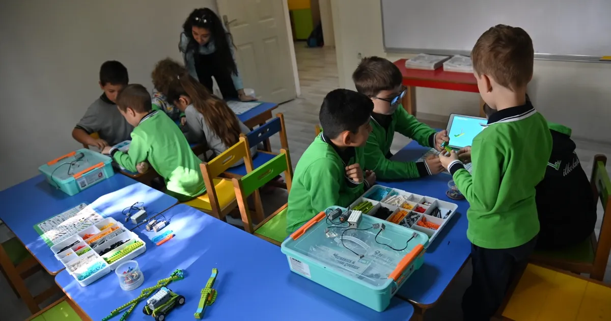 manisali minikler robotik kodlama ogreniyor hlYpemMj.webp