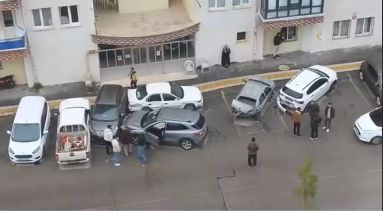 sivasta yagmurlu havada kontrolu kaybeden arac park halindeki 5 araca carpti x7lJPXjD.jpg