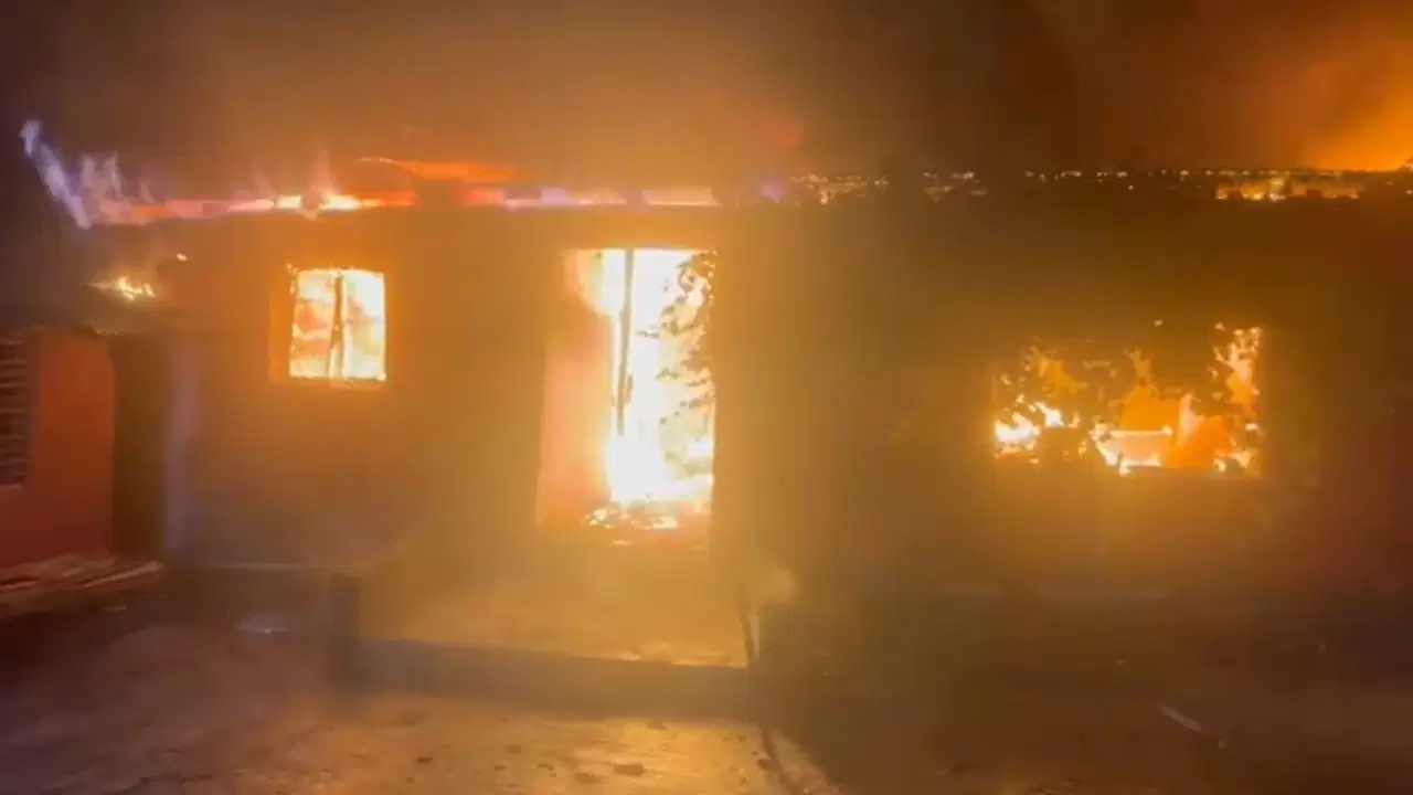 yangindan donen itfaiye araci devrildi yaralilar var qpgQDx8y.jpg