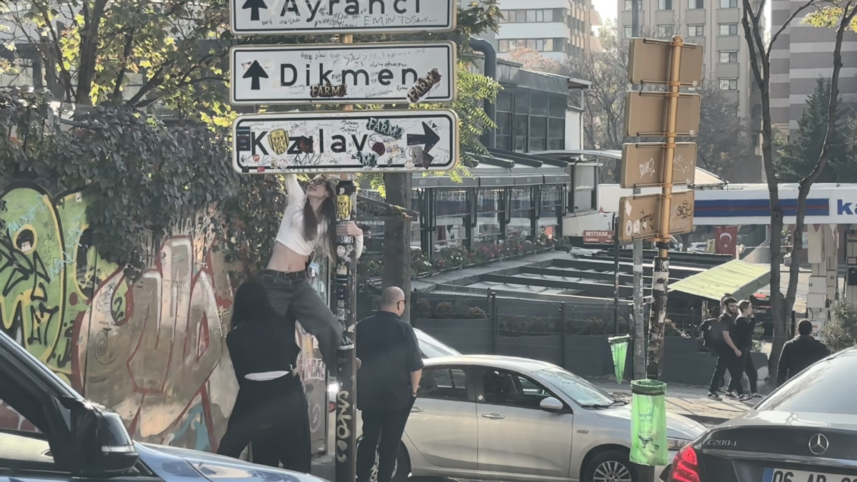 ankarada calinan kizilay tabelasinin yerine yenisi takildi polis bolgede onlemlerini artirdi uwXYnXhr.jpg