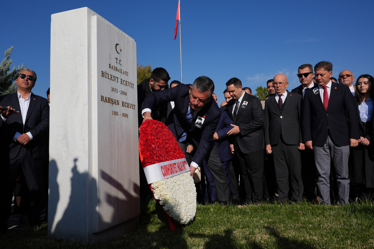 chp genel baskani ozgur ozel vefatinin 19uncu yili dolayisiyla bulent ecevitin kabrini ziyaret etti c86PLEXh.png