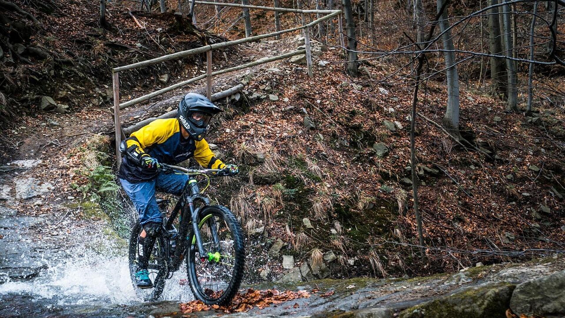 fransada 77 yasindaki bisikletci ucurumdan dustu uc gun sarapla hayatta kaldi Yz92H19a.jpg