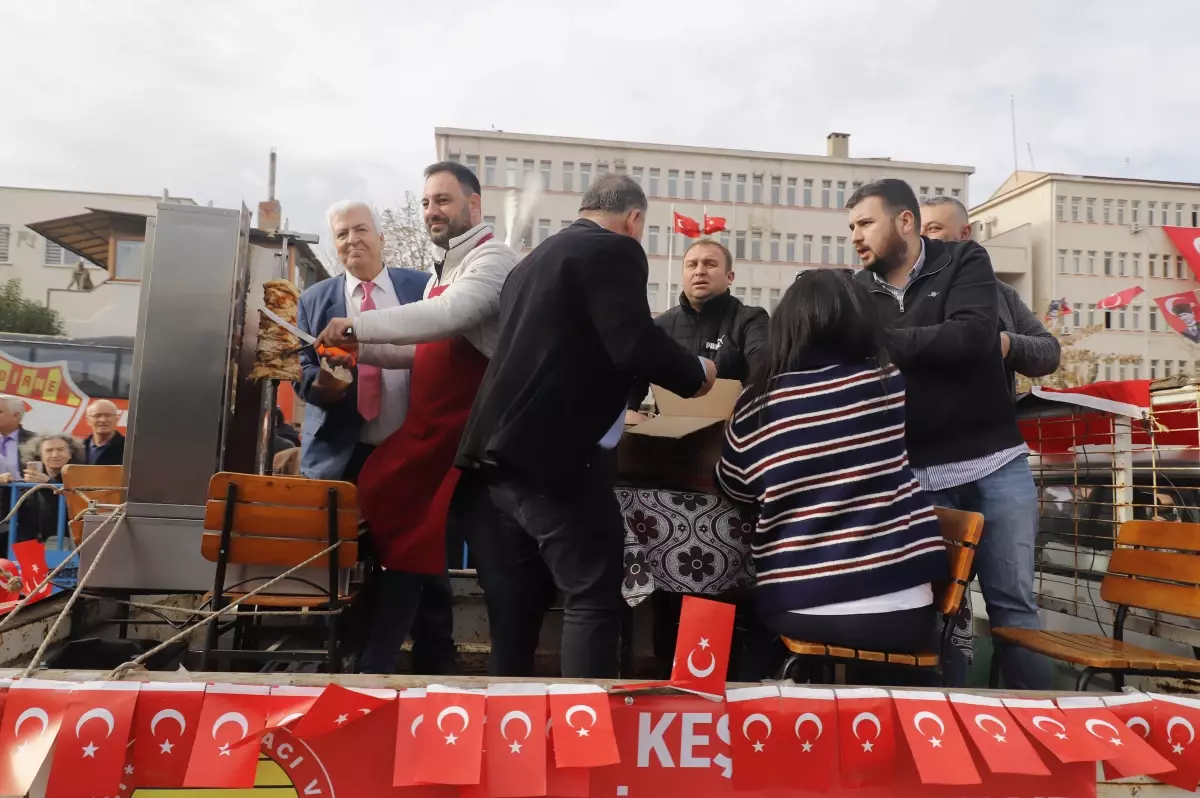 Keşan’da Kek Dağıtımında İzdiham