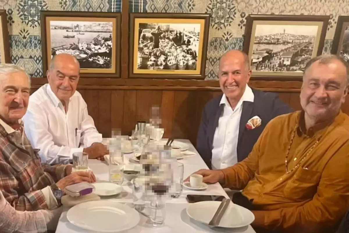 murat ulker ve rahmi kocun mutevazi aksam yemegi masadaki detay dikkatlerden kacmadi YraK6m2J.jpg