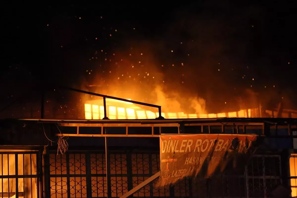 Antakya’da Yangın: 3 Tamirhane Etkilendi