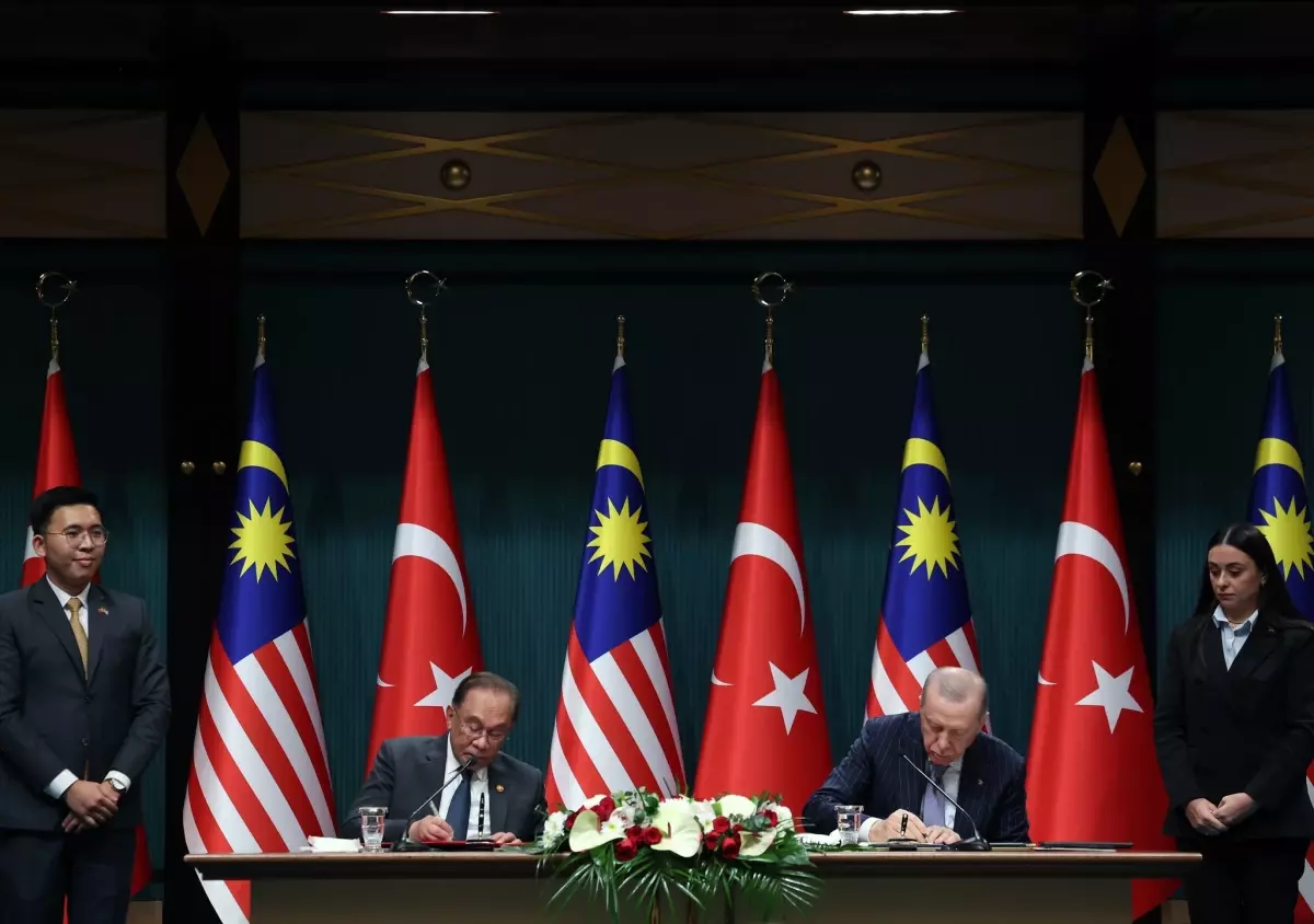 Cumhurbaşkanı Erdoğan, Malezya Başbakanı İbrahim’e Cumhuriyet Nişanı Tevcih Etti