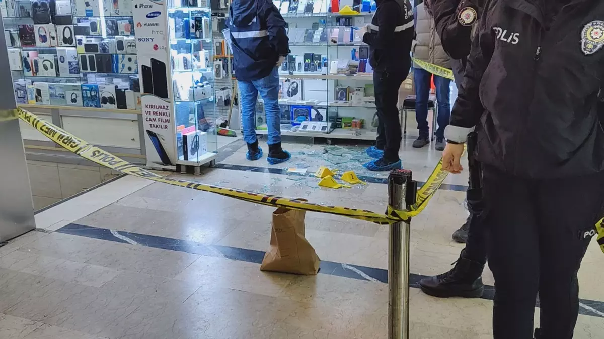 Eminönü’nde bulunan Doğubank iş hanına silahlı saldırı; kaçanlar iş yerine sığındı