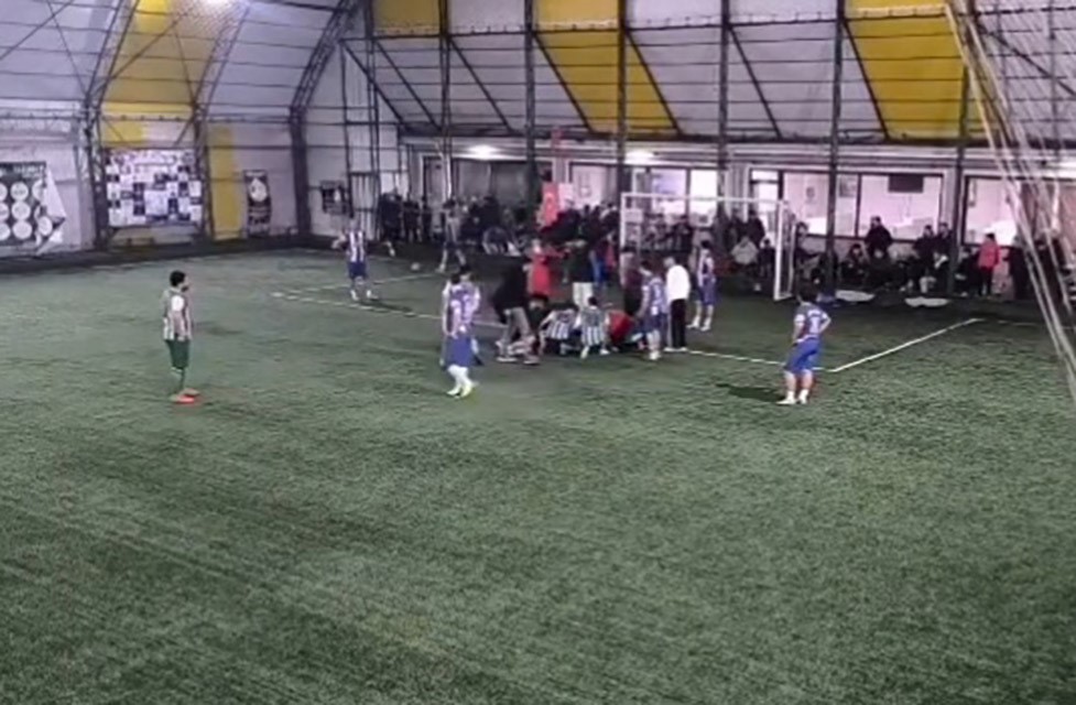 Halı sahada korku dolu anlar. Dili boğazına kaçtı, hakem kurtardı