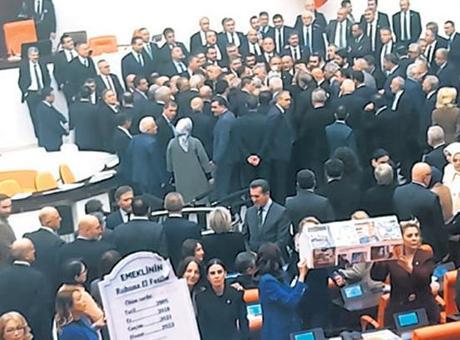 Meclis’te ‘tabut’ kavgası