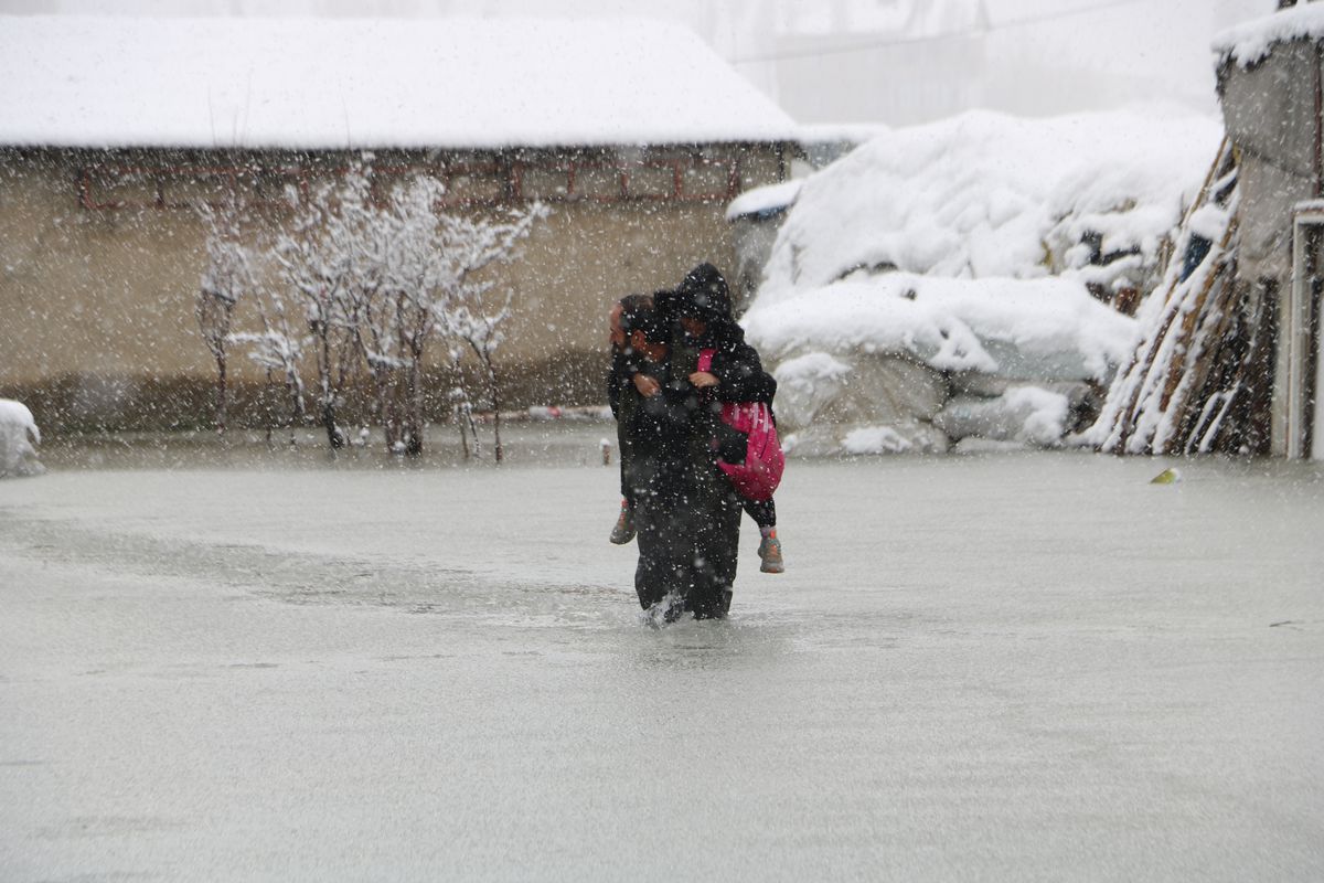 Su Birikintileri Yüzünden Çocuklarını Sırtında Taşıyan Baba