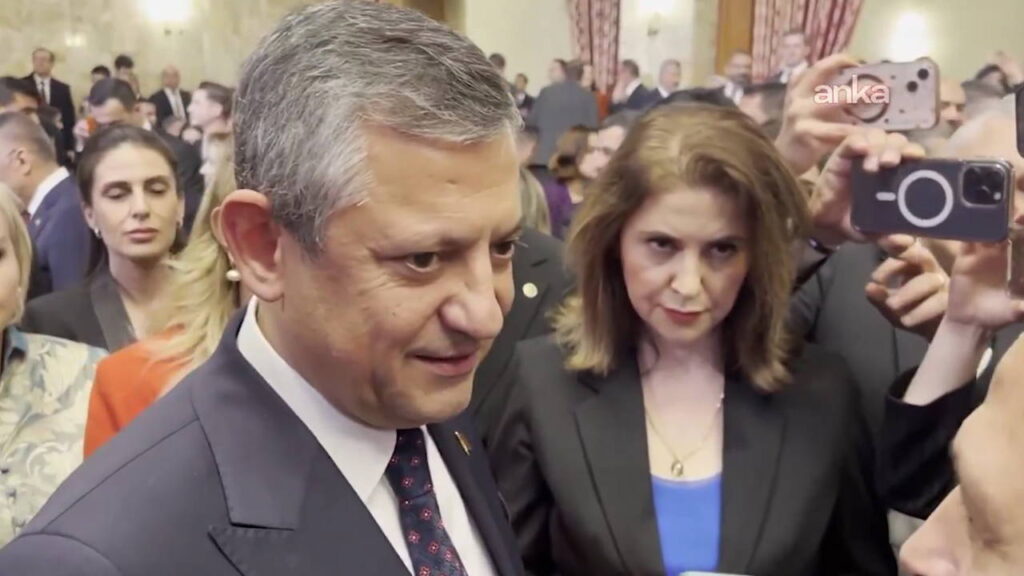 ozgur-ozel-ve-tgrt-haber-genel-yayin-yonetmeni-ercan-seki-arasindaki-cay-diyalogu-gundem-zX1yJWOq