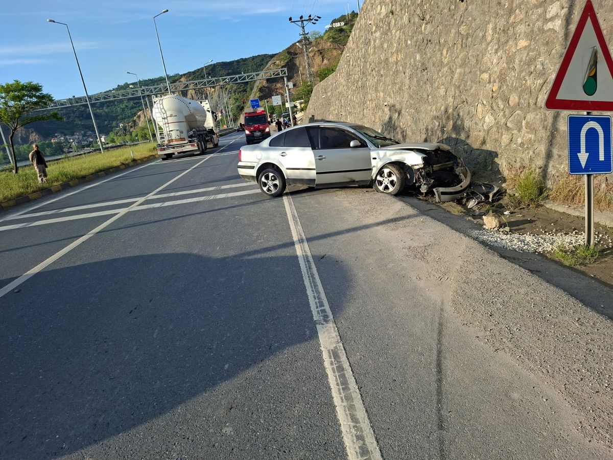 alkollu-otomobil-surucusu-duran-otomobile-carpti-5-yarali-aDBz9gby