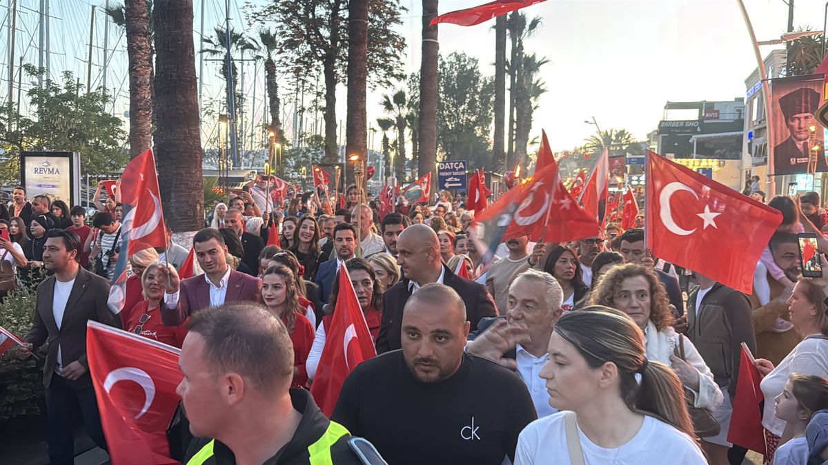 bodrumda-19-mayis-coskusunda-sertab-erener-sahne-aldi-IJ6qPYU7
