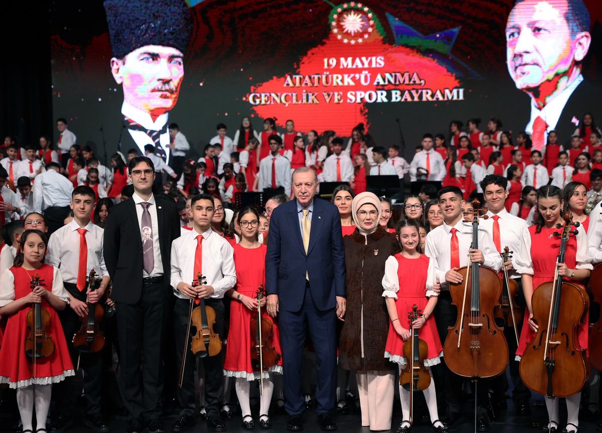 cumhurbaskani-erdogan-ve-esi-emine-erdogan-19-mayis-cocuk-orkestrasi-konserine-katildi-5eD7edHl