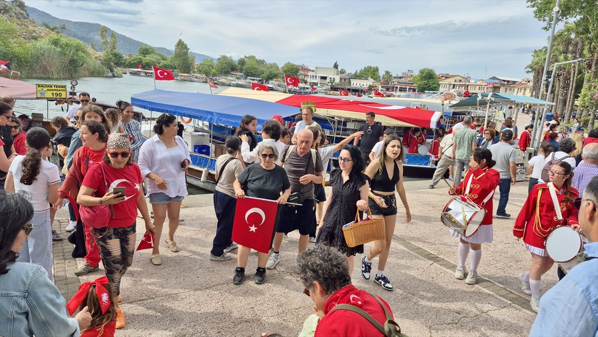 dalyan-kanalinda-19-mayis-coskusu-teknelerde-bando-esliginde-kutlama-ZuQK8LD6