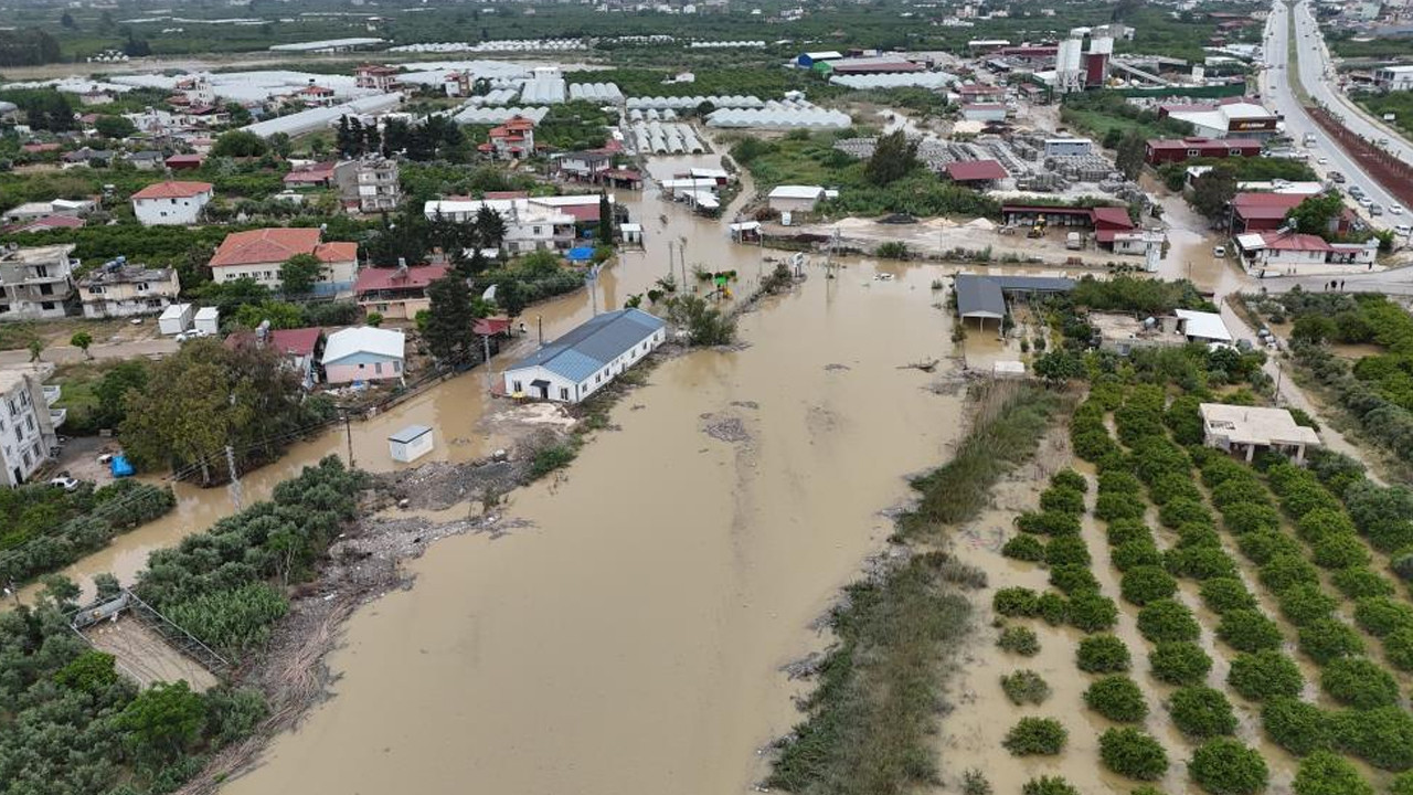 hatay-samandagda-asi-nehri-tasti-3-mahalle-sular-altinda-kaldi-1-kisi-hayatini-kaybetti-Nz5WwcCW