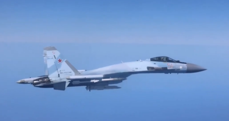 havada-korku-dolu-anlar-rus-ucagi-ingiliz-ucagina-6-metre-yaklasti-sistemleri-kilitledi-wCmikrYK
