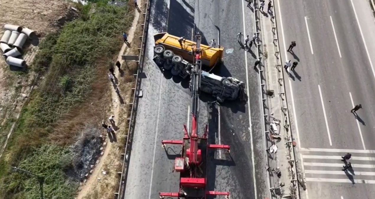 Facianın eşiğinden dönüldü: Hafriyat kamyonu takla atıp karşı şeride devrildi Haber gorseli
