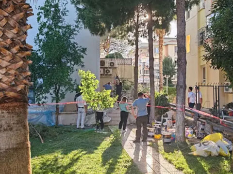 Iskele devrildi 3 kardes isci metrelerce yukseklikten dustu eb3y9Ksf