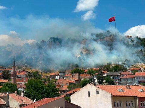Tarihi kutahya kalesinde yangin DQBlhy2a