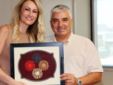 Yavru vatanda tepebasindaki orkideler icin ozel toplanti dgK4IPsB